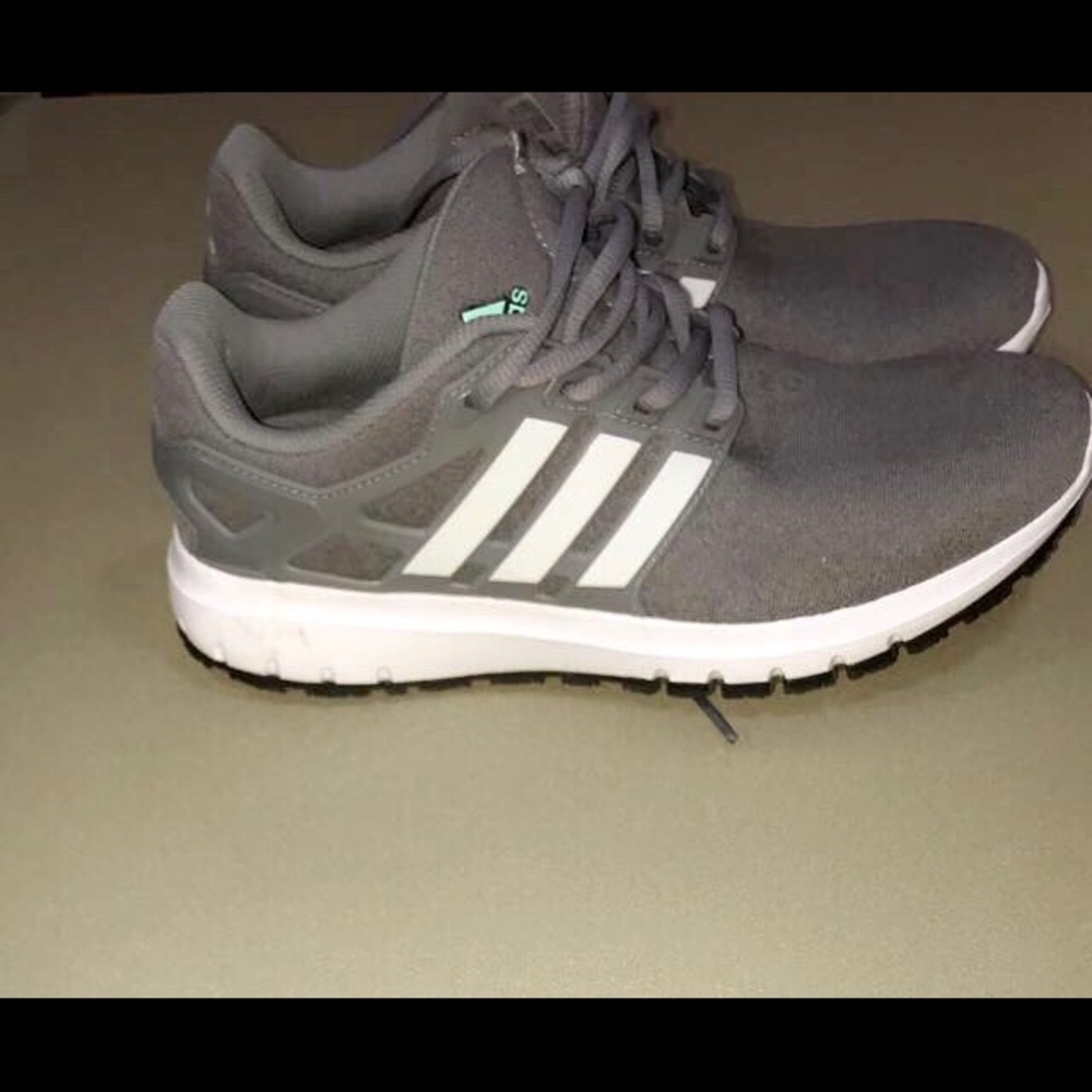 Size 7 women’s Adidas shoe